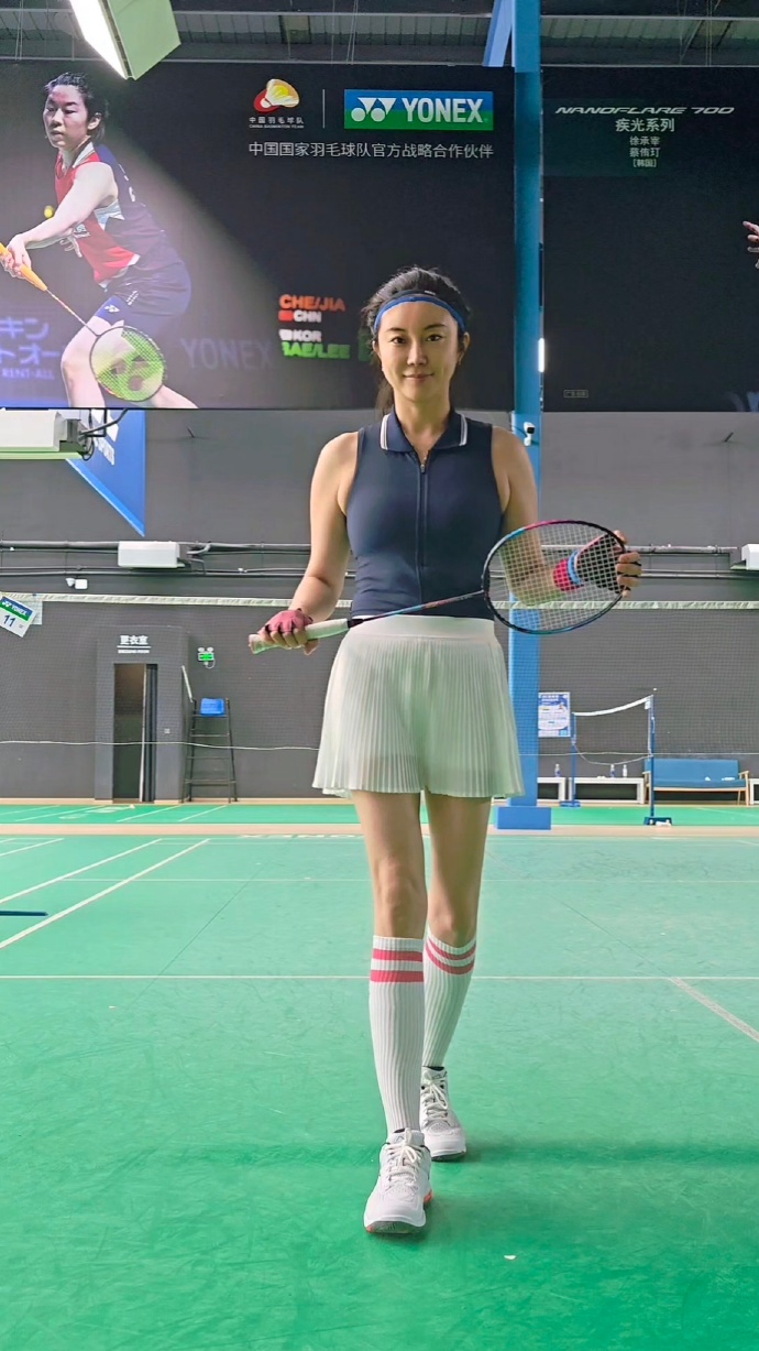 A beautiful girl is wearing a badminton-inspired sporty outfit.