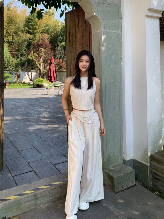 Sleeveless top with wide-leg pants