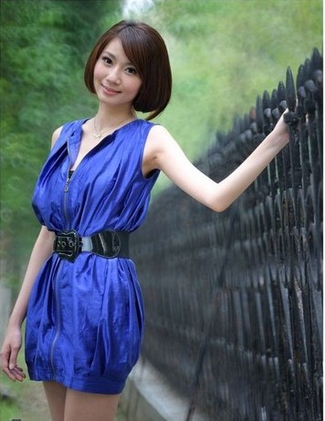 Elegant dress paired with belt