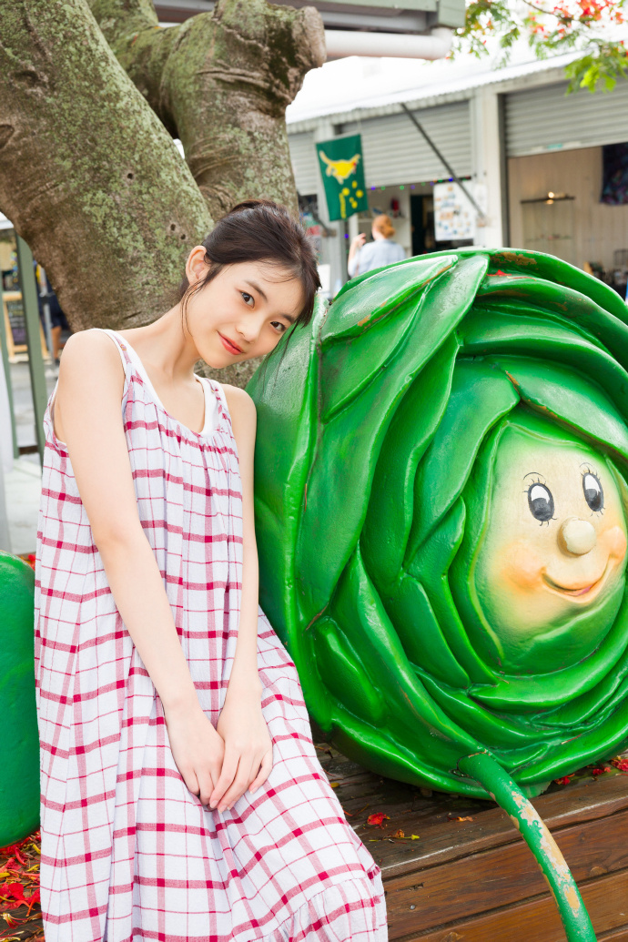A summer outfit with a bright dress, from Kikuchi Hina.