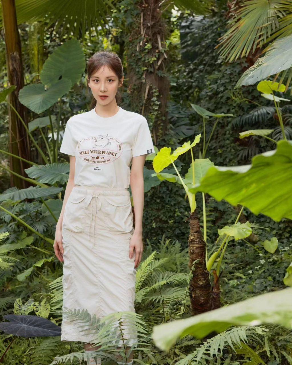 Graphic t-shirt & drawstring skirt
