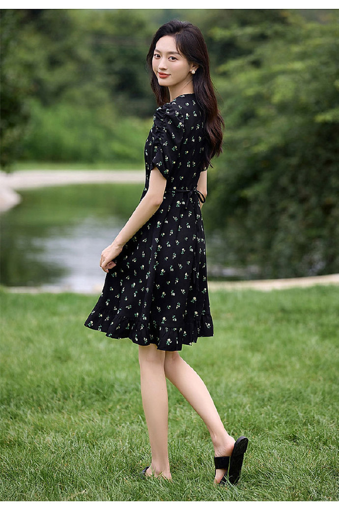 A floral dress with slide sandals — the perfect summer outfit for a picnic on the park lawn.