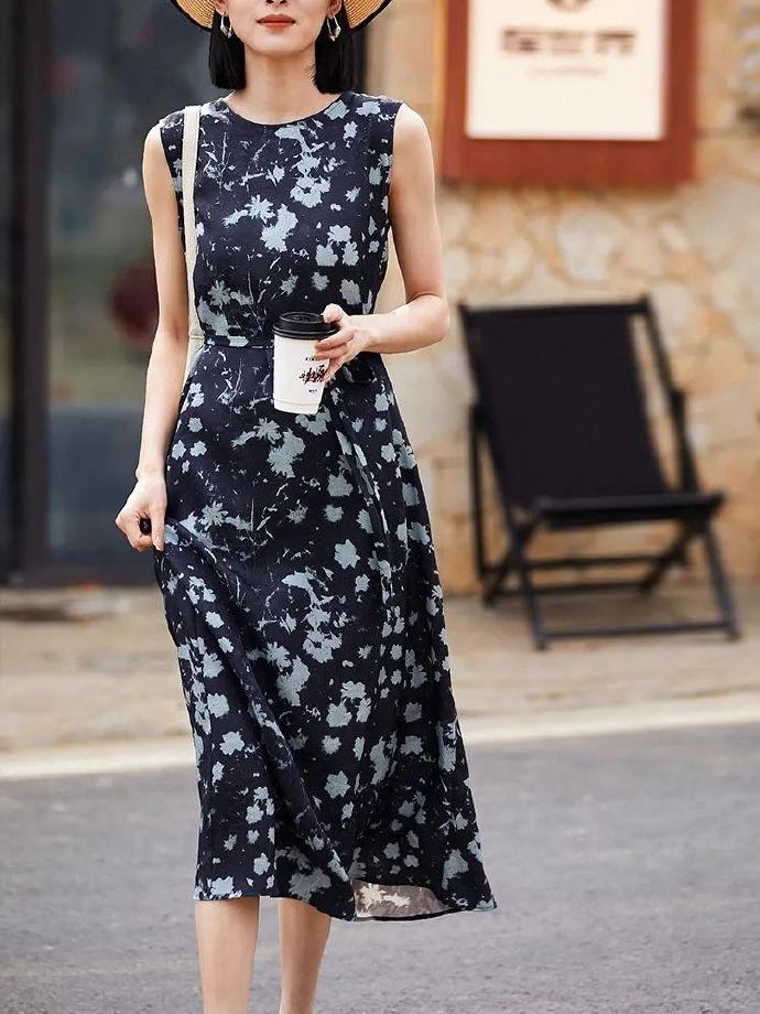 A must-have for women’s summer outfits: the floral dress.