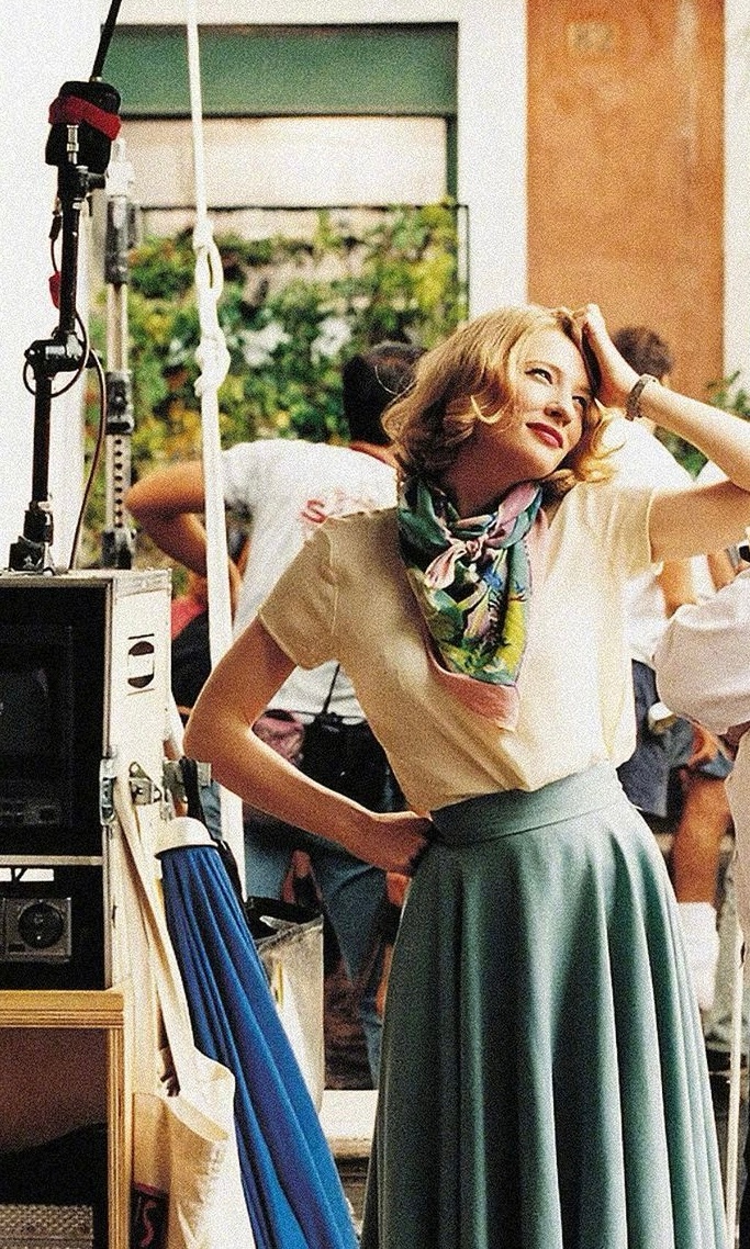 In 1999, Cate Blanchett behind the scenes on the set of *The Talented Mr. Ripley*. Her outfit was simple yet stylish.