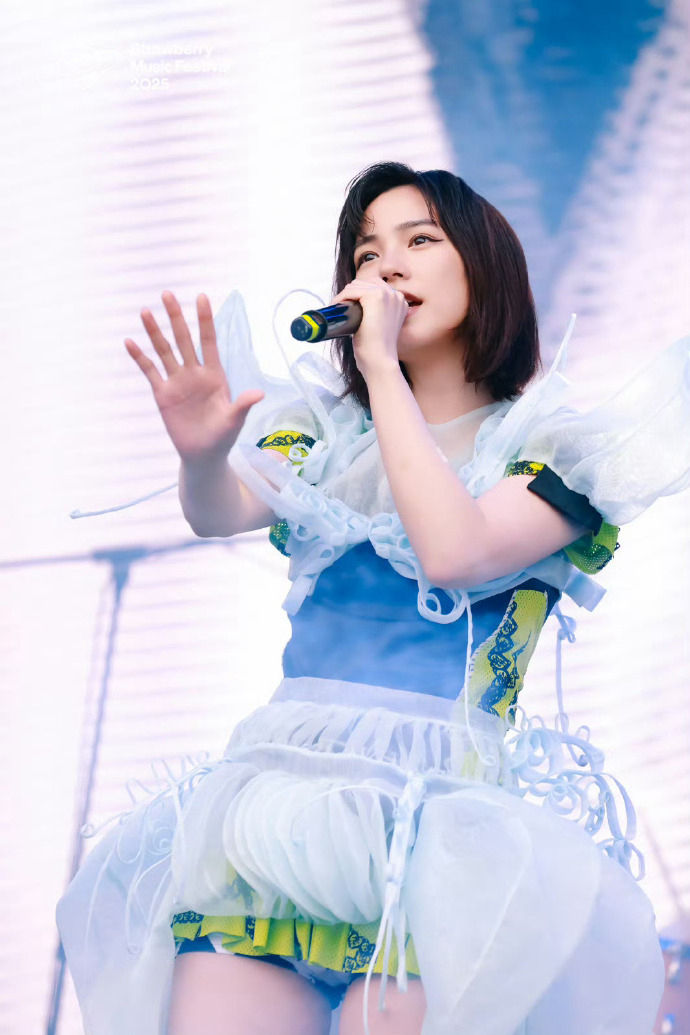 Rena Nounen's concert outfit
