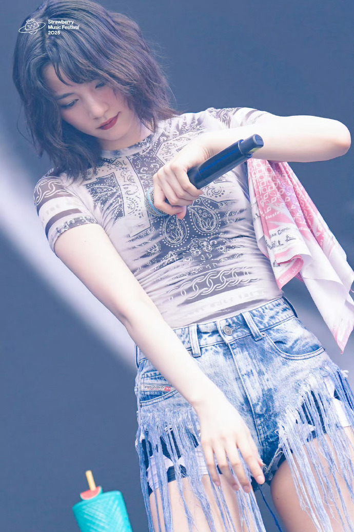 Stylish printed top and denim shorts, Rena Nounen's concert outfit.