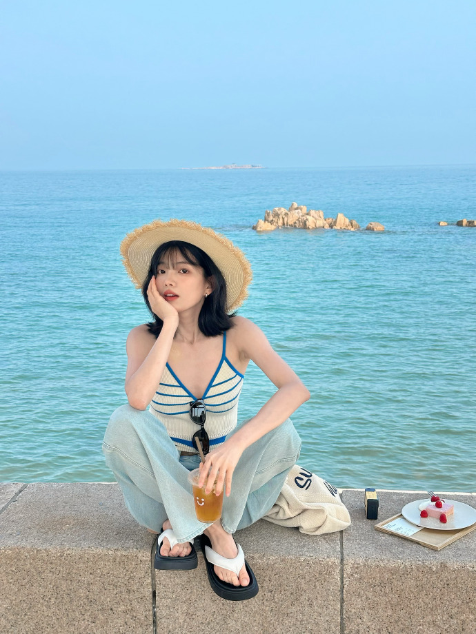 Summer Beach Outfits: Cropped Top and Jeans Combo