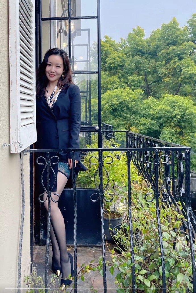 A rather sexy and alluring outfit