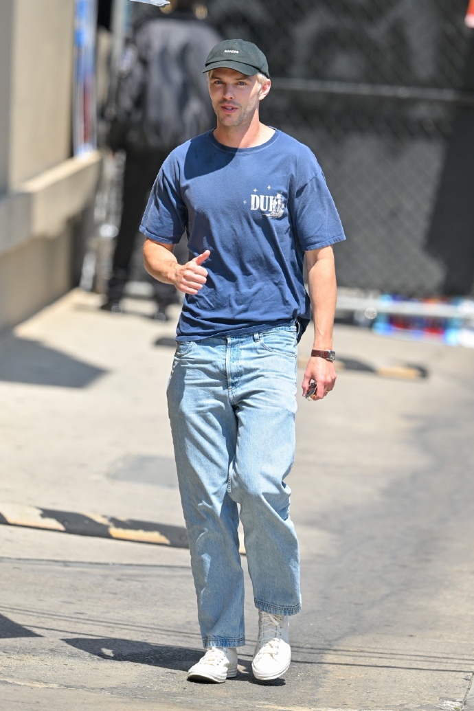 Summer outfit: Nicholas Hoult in Graphic t-shirt & washed jeans
