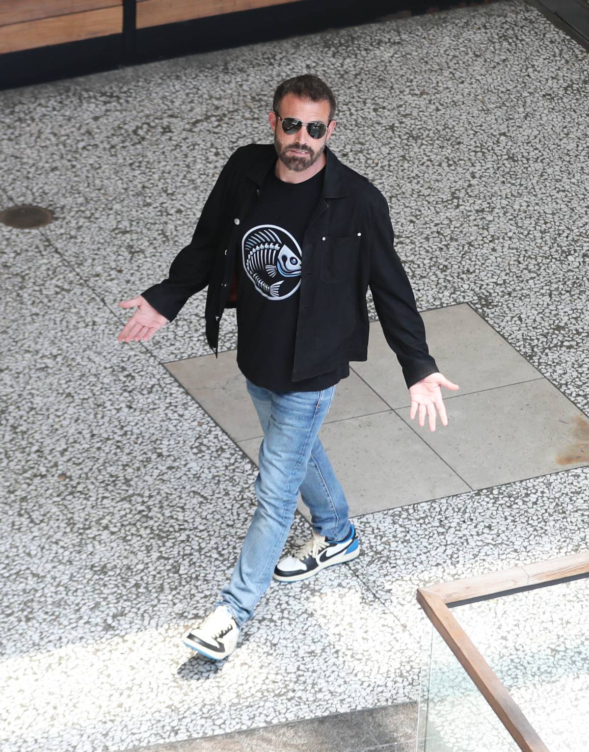 Ben Affleck, Graphic t-shirt & slim jeans combination