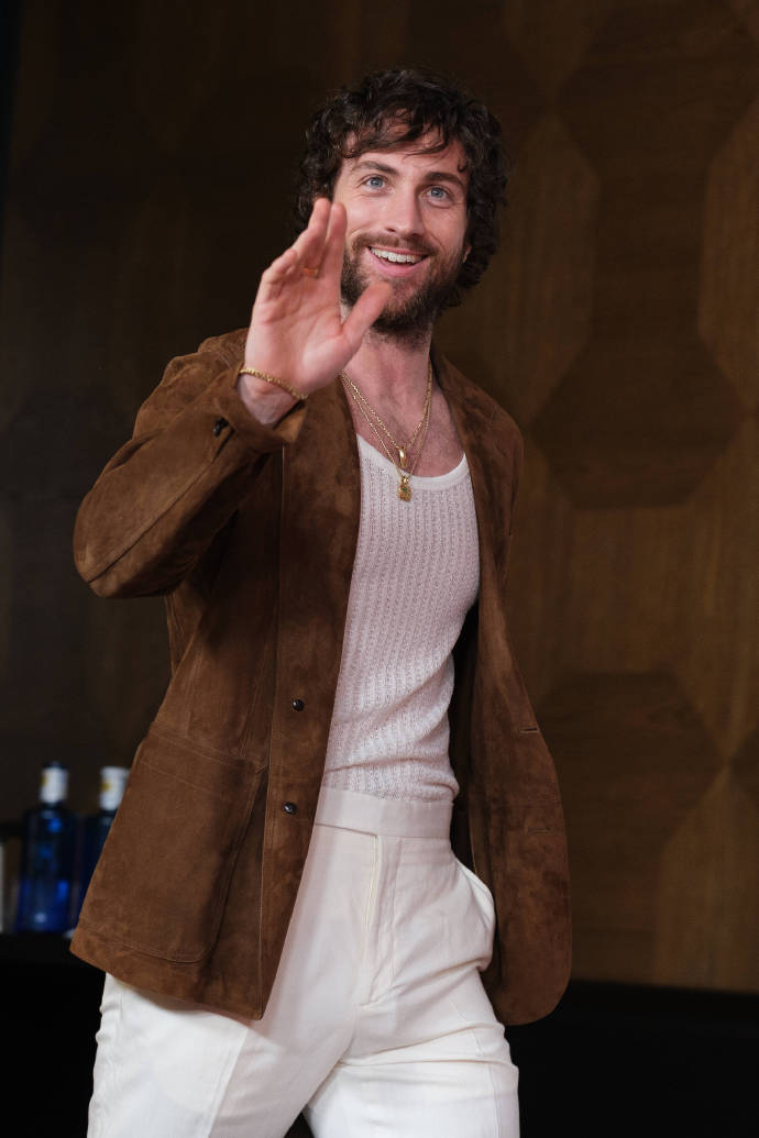 Aaron Taylor-Johnson, Elegant jacket paired with tank top