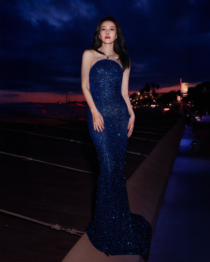 Gao Yuanyuan dazzles in a strapless blue gown at Cannes