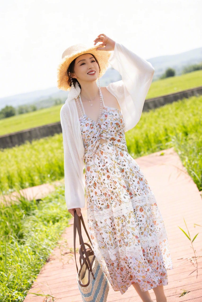 Halter-neck floral dress for summer