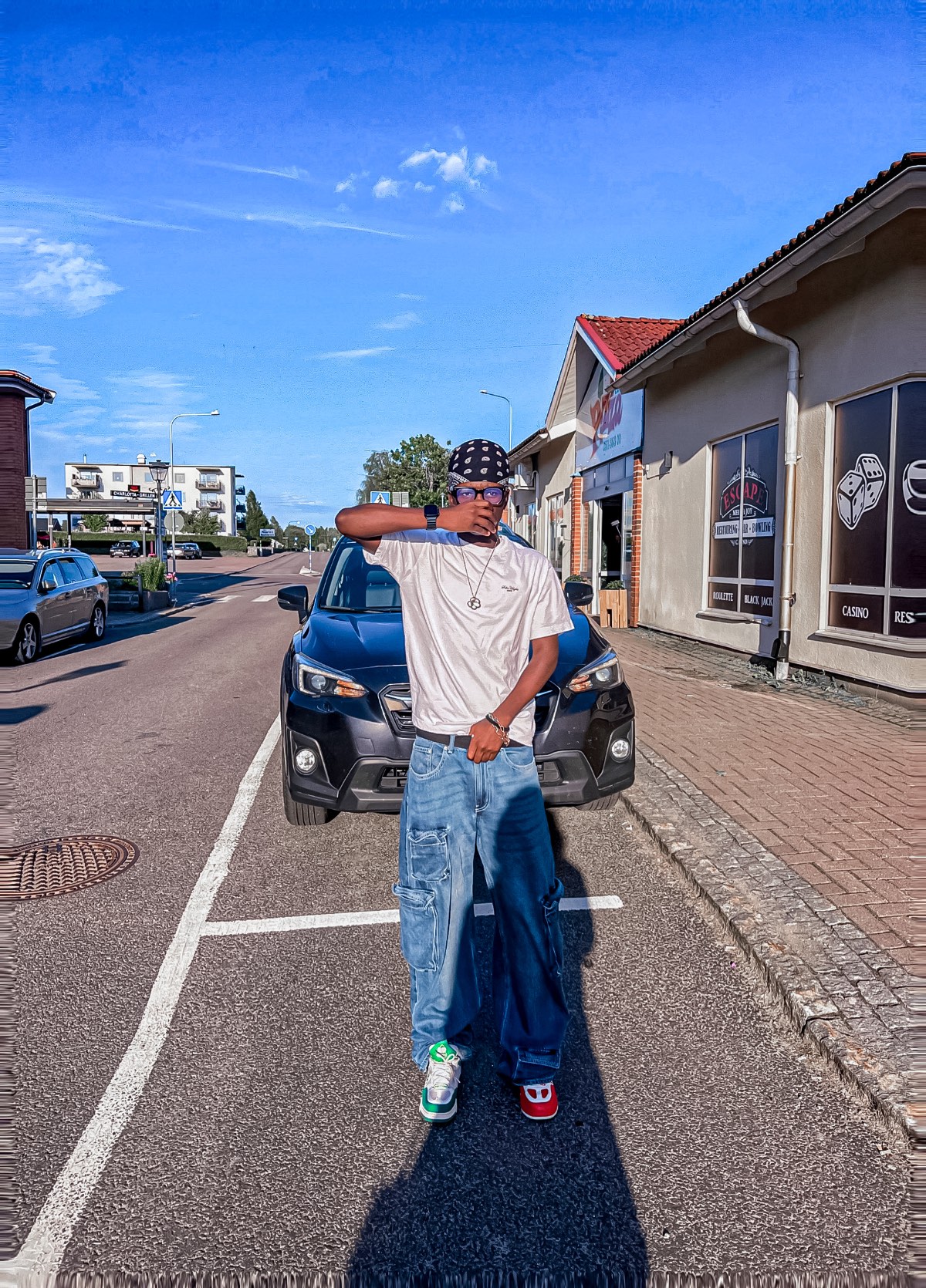T-shirt & cargo jeans combination