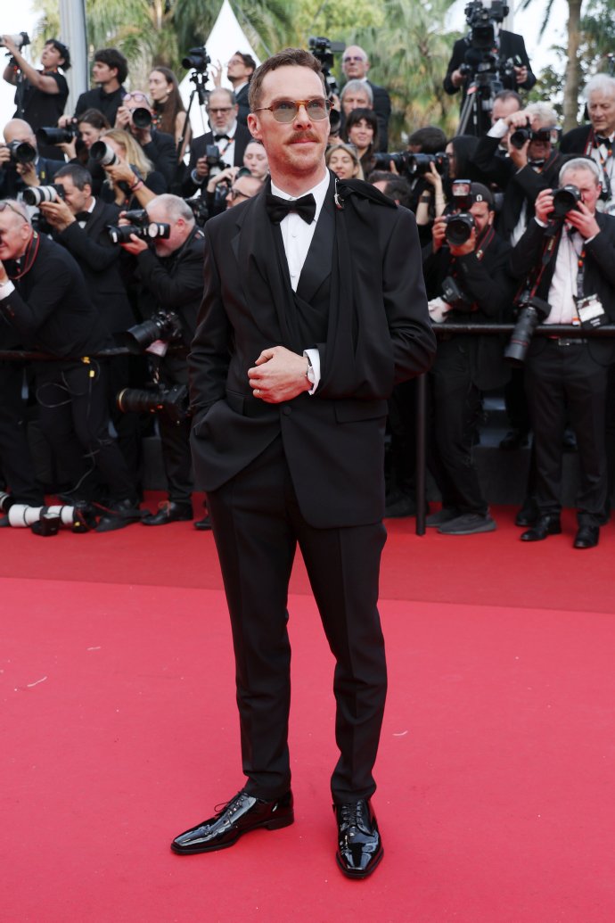 Benedict Cumberbatch’s Red Carpet Look with an Injured Arm