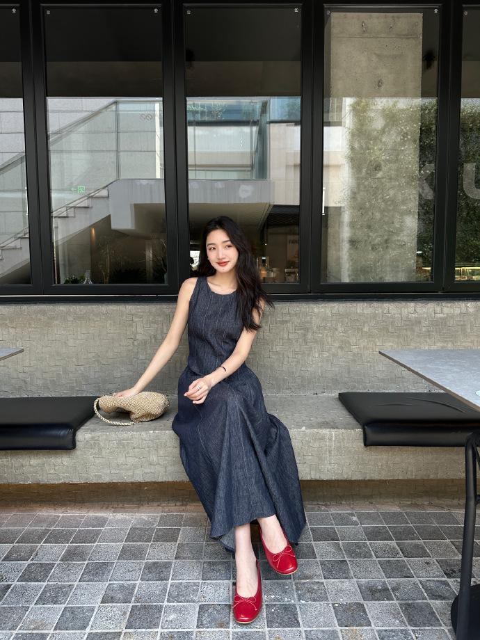 Elegant sleeveless black maxi dress paired with red shoes