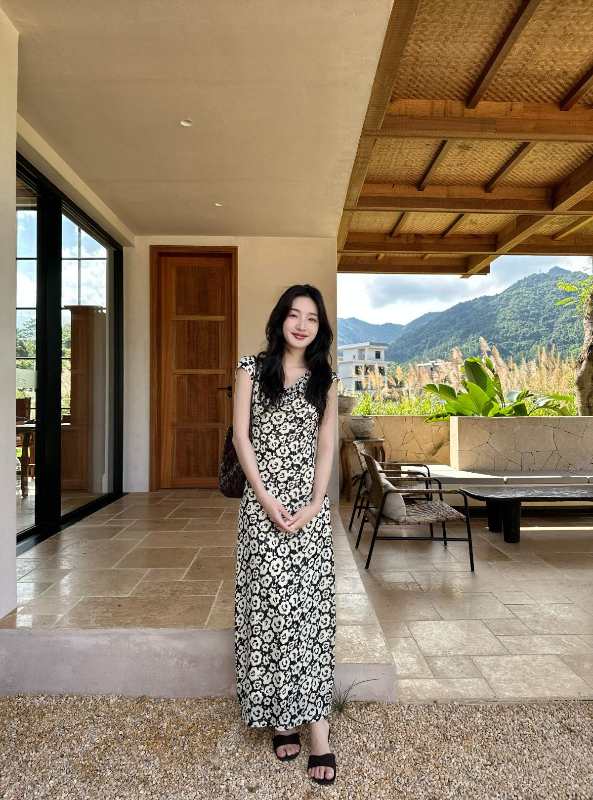 Summer Outfit: Floral maxi dress with sandals