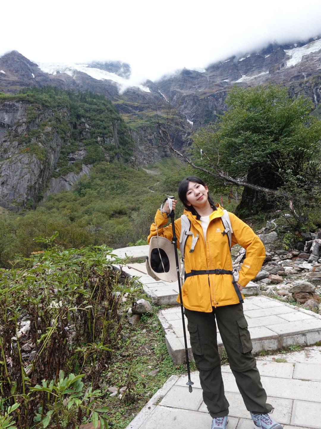 Hiking outfit: yellow rain jacket paired with cargo pants