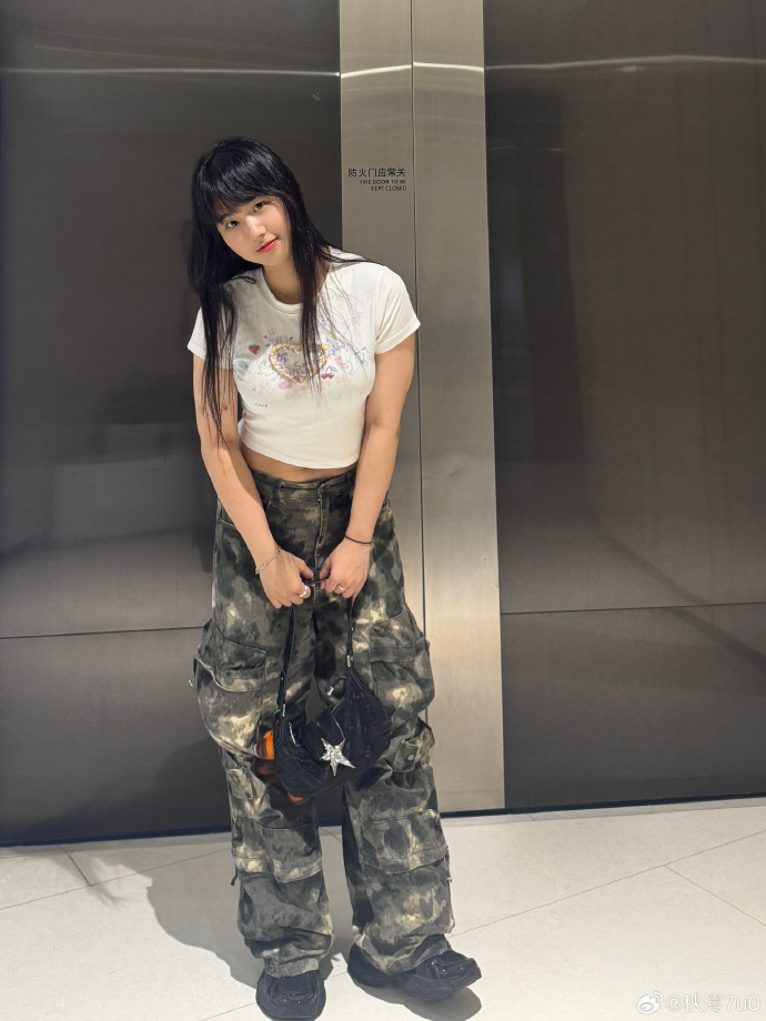Crop top & cargo pants combination