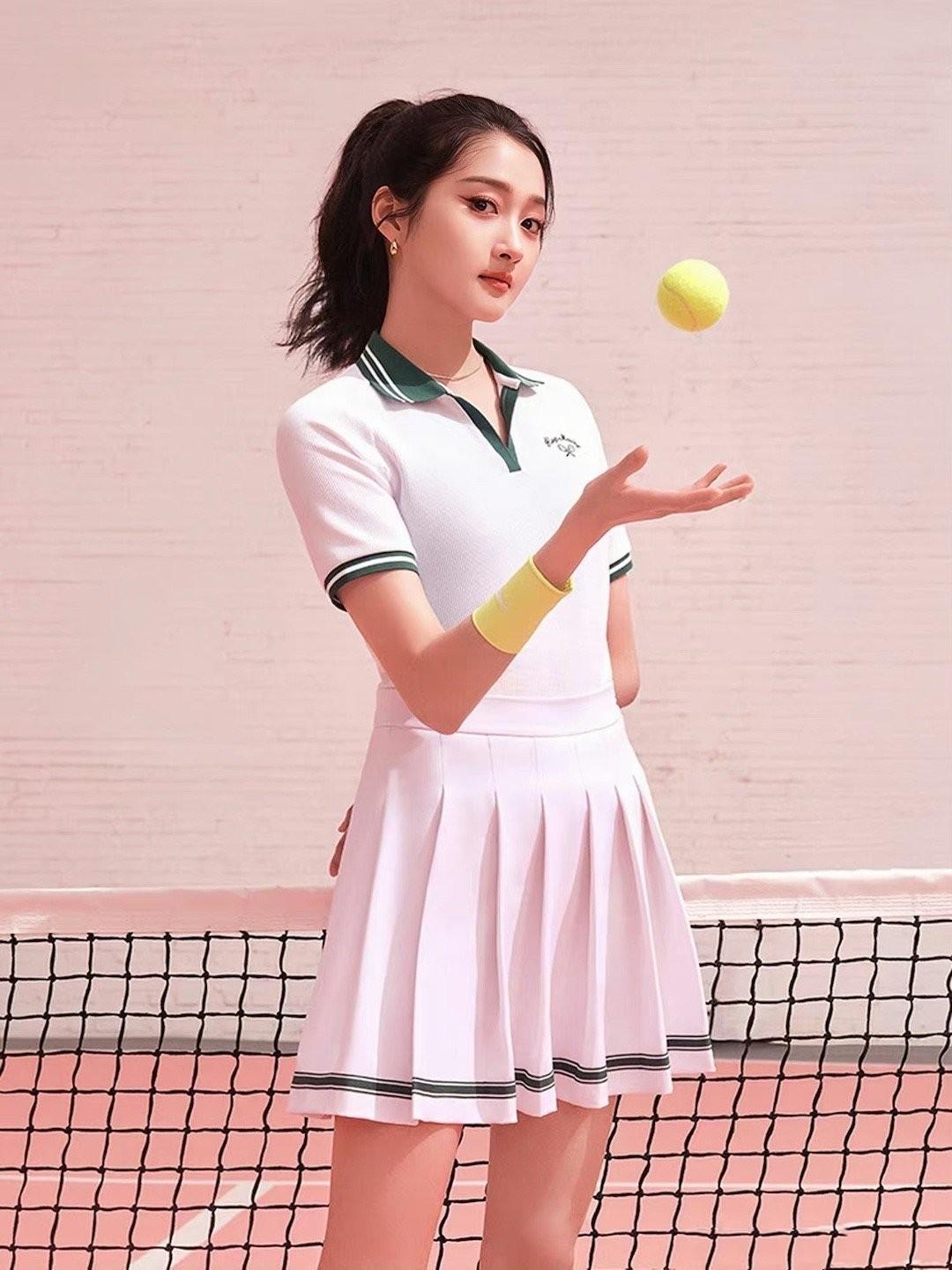 Tennis Style Outfit: Elegant polo shirt paired with pleated skirt
