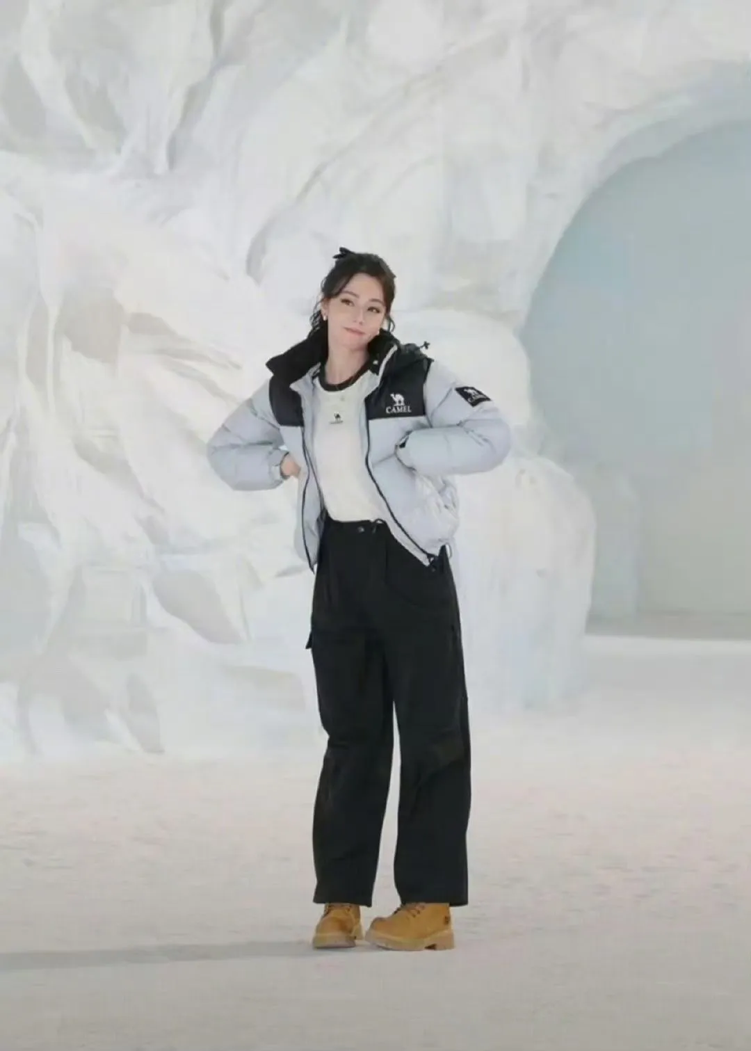 Stylish Winter Ensemble with Light Gray Puffer Jacket and Beige Boots for Comfort and Warmth**