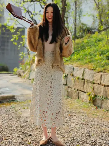 Elegant Fur and Lace Combo with a Touch of Casualness