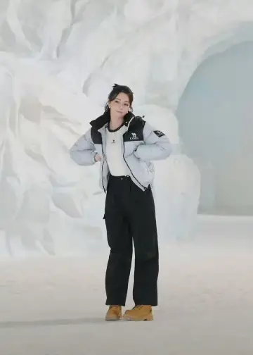 Stylish Winter Ensemble with Light Gray Puffer Jacket and Beige Boots for Comfort and Warmth**