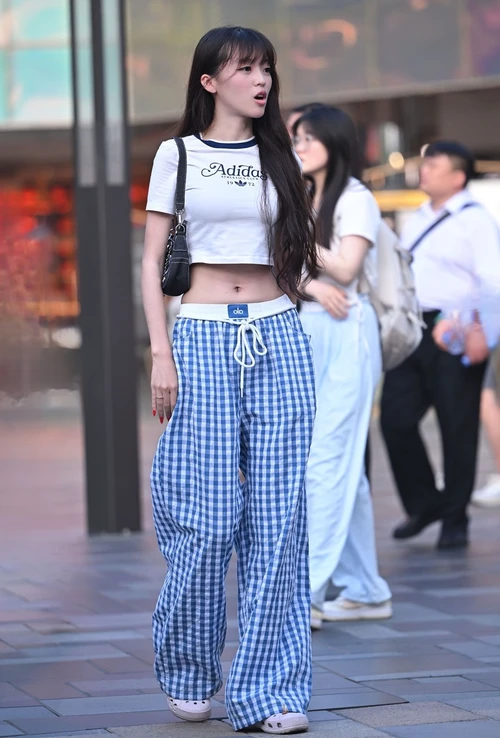 Sporty Crop Top and Gingham Wide-Leg Pants: A Casual and Relaxed Street Style