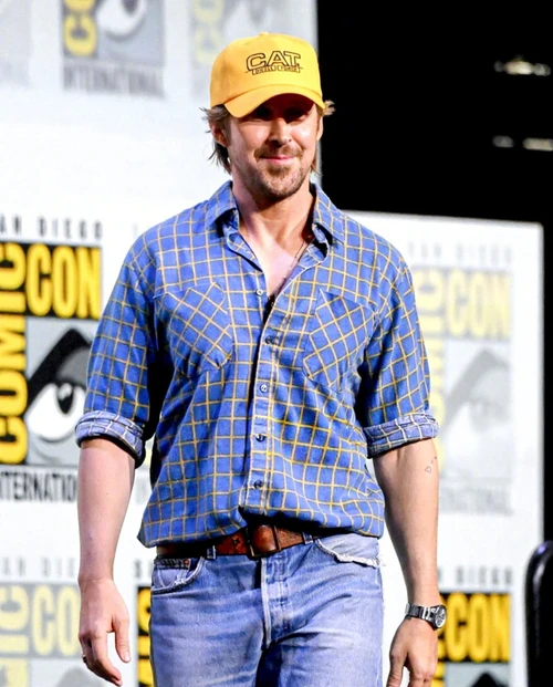 #San Diego Comic-Con# Ryan Gosling, Casual Look with a Blue Checkered Shirt and Light-Wash Jeans