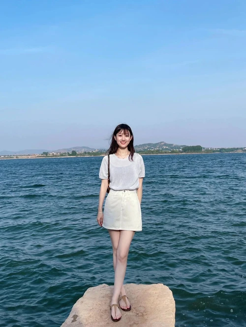 Casual Coastal Chic: Light Gray Tee and Ivory Mini Skirt with Brown Sandals