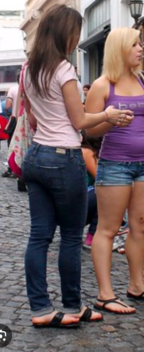 Casual Chic with Pink Tee and Dark Wash Jeans for Day Out Style