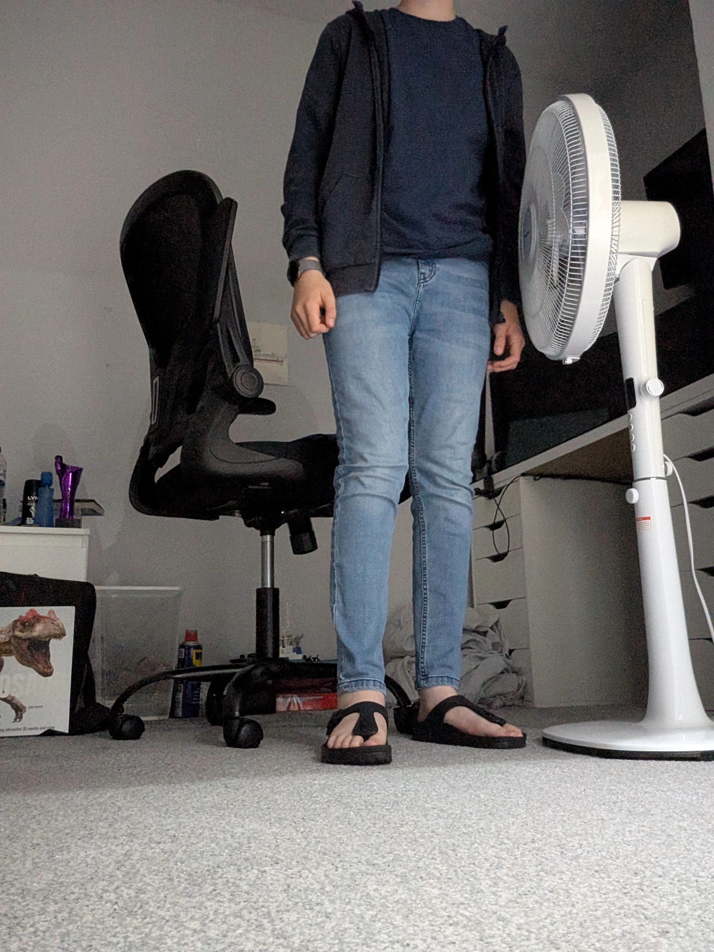 Casual Comfort: Navy Hoodie and Light-Wash Jeans Paired with Flip Flops for Relaxed Style