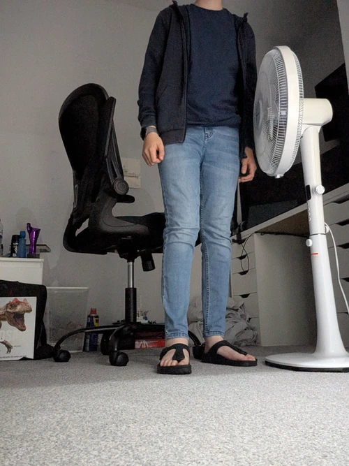 Casual Comfort: Navy Hoodie and Light-Wash Jeans Paired with Flip Flops for Relaxed Style