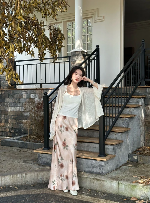 Elegant Casual Ensemble with a Floral Satin Skirt and Lightweight Cardigan