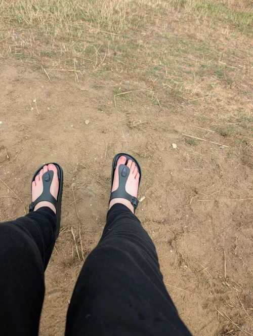 Casual Chic Look with Black Leggings and Sandals for Everyday Comfort