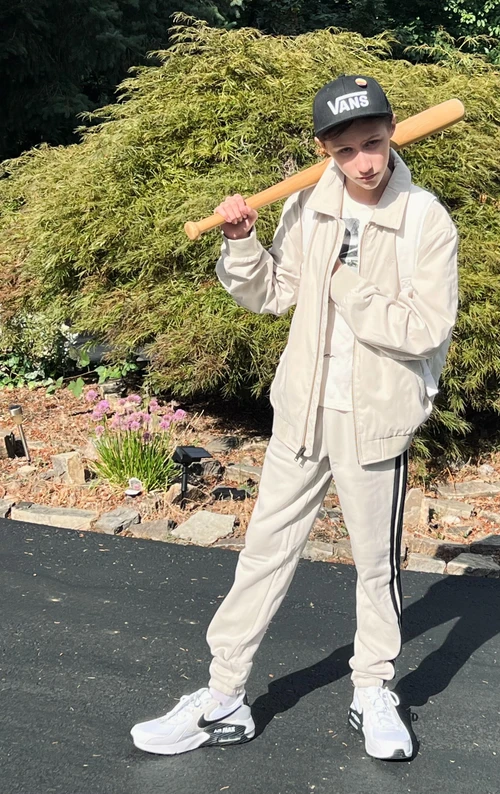 Casual Monochrome Style: Off-White Jacket and Pants with Black Sneaker Accents
