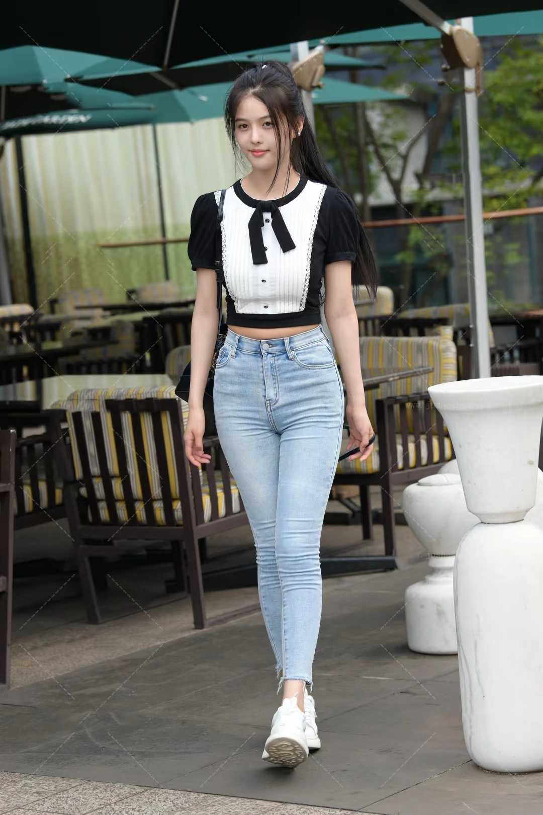 Vintage-Inspired Monochrome Crop Top Paired with Light-Wash Skinny Jeans for a Chic Casual Look