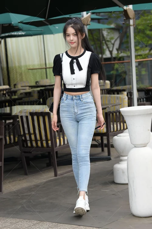 Vintage-Inspired Monochrome Crop Top Paired with Light-Wash Skinny Jeans for a Chic Casual Look