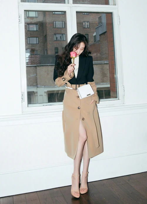 Elegant Dual-Toned Trench Coat Outfit with Nude Heels and Chic Accessories