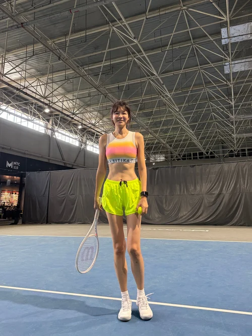 Vibrant Sports Style: Neon Yellow Shorts and Colorful Sports Bra for Tennis