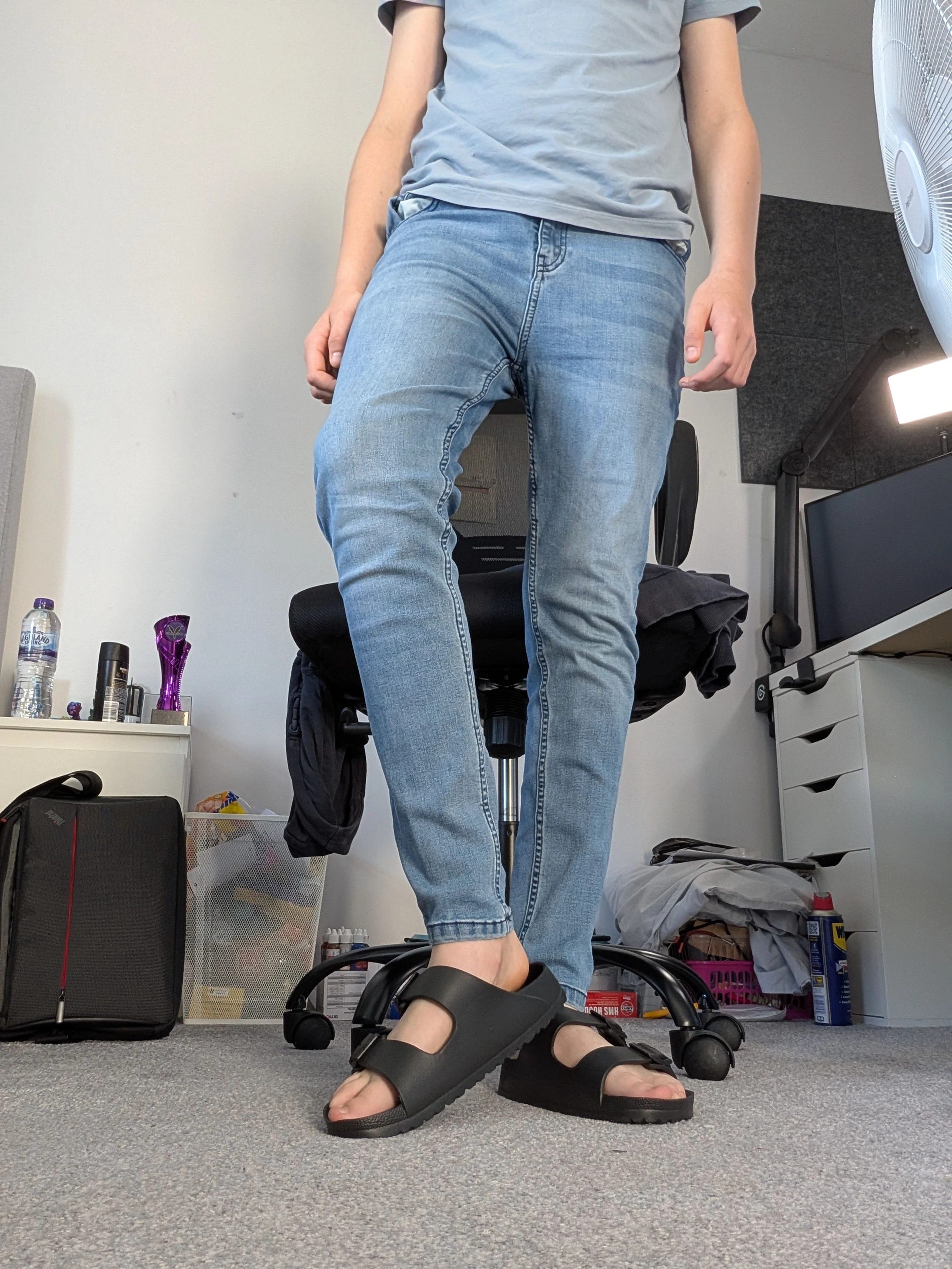 Casual Light Grey T-Shirt and Jeans Outfit with Black Sandals for a Relaxed Look