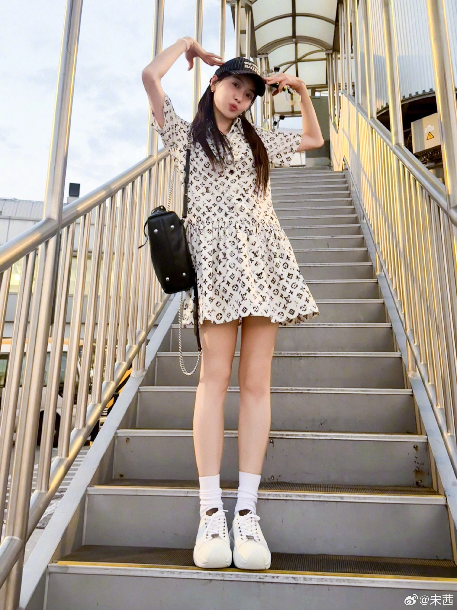 Casual Chic Printed Dress Paired with Sneakers and a Baseball Cap for a Laid-back Look