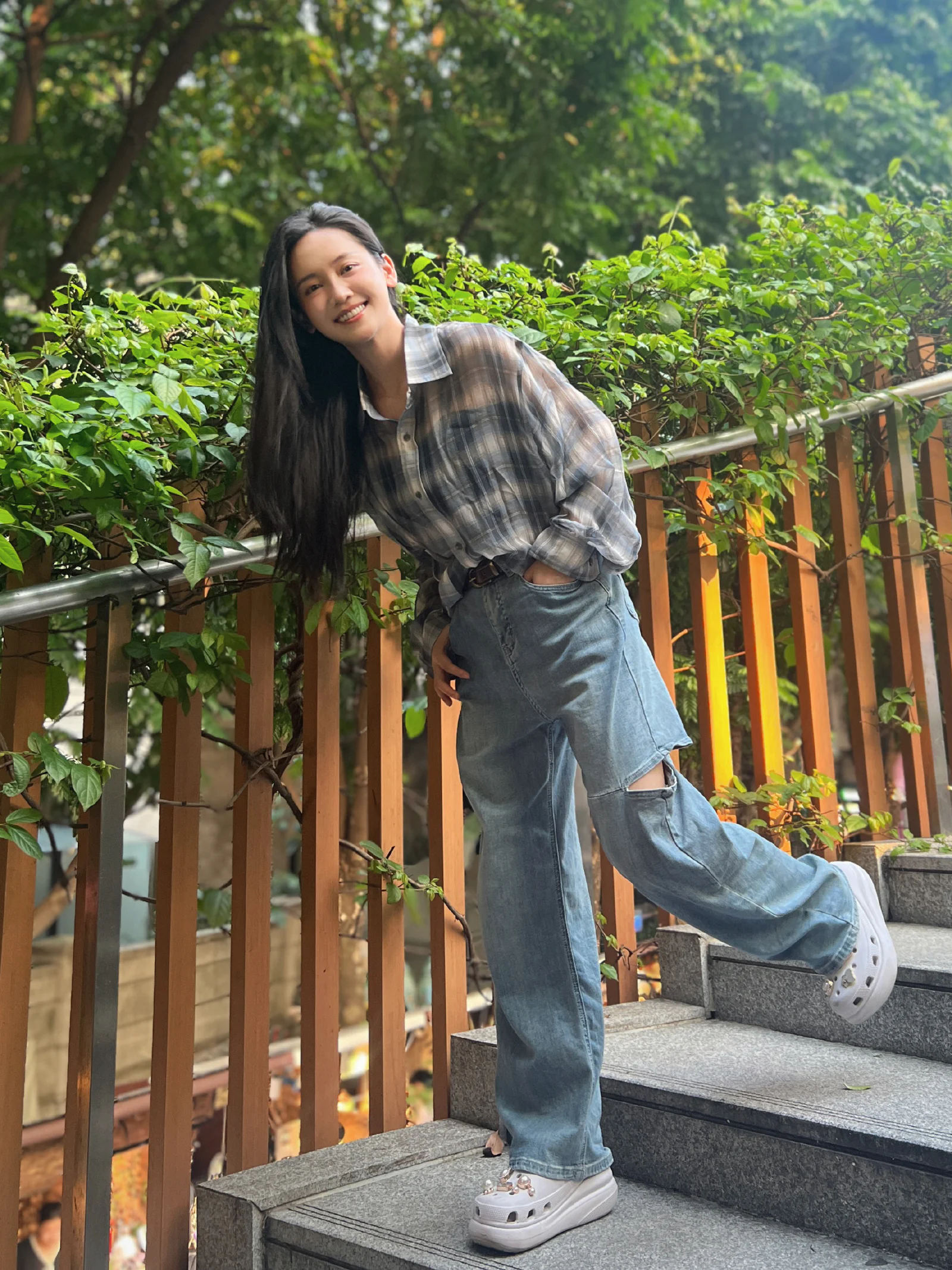 Casual Chic: Plaid Shirt and Distressed Jeans with Platform Clogs for a Relaxed Outdoor Look