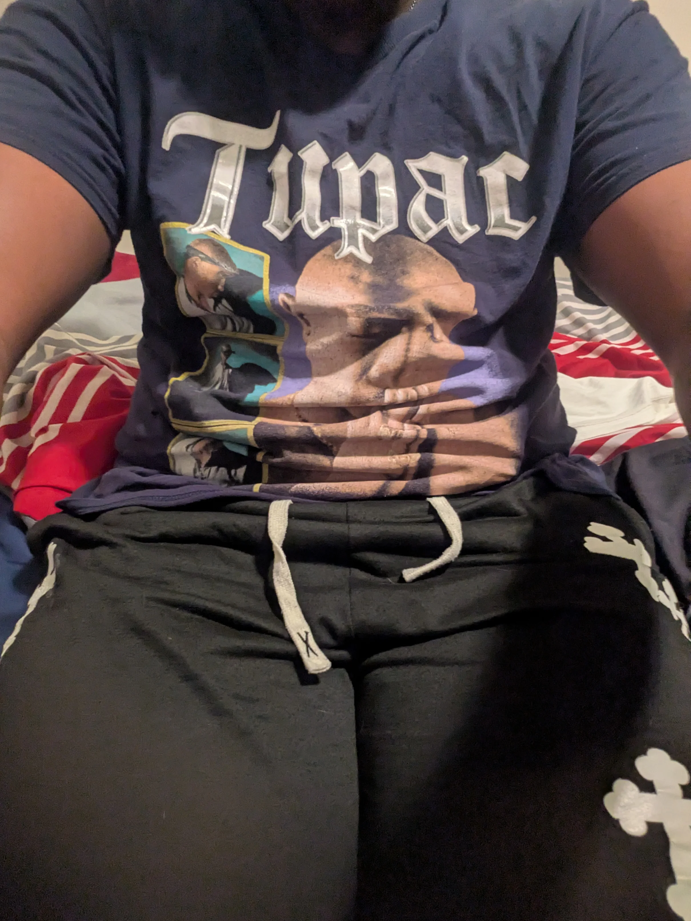 Casual Hip-Hop Style: Graphic Tupac Tee with Black Sweatpants for a Relaxed Look**