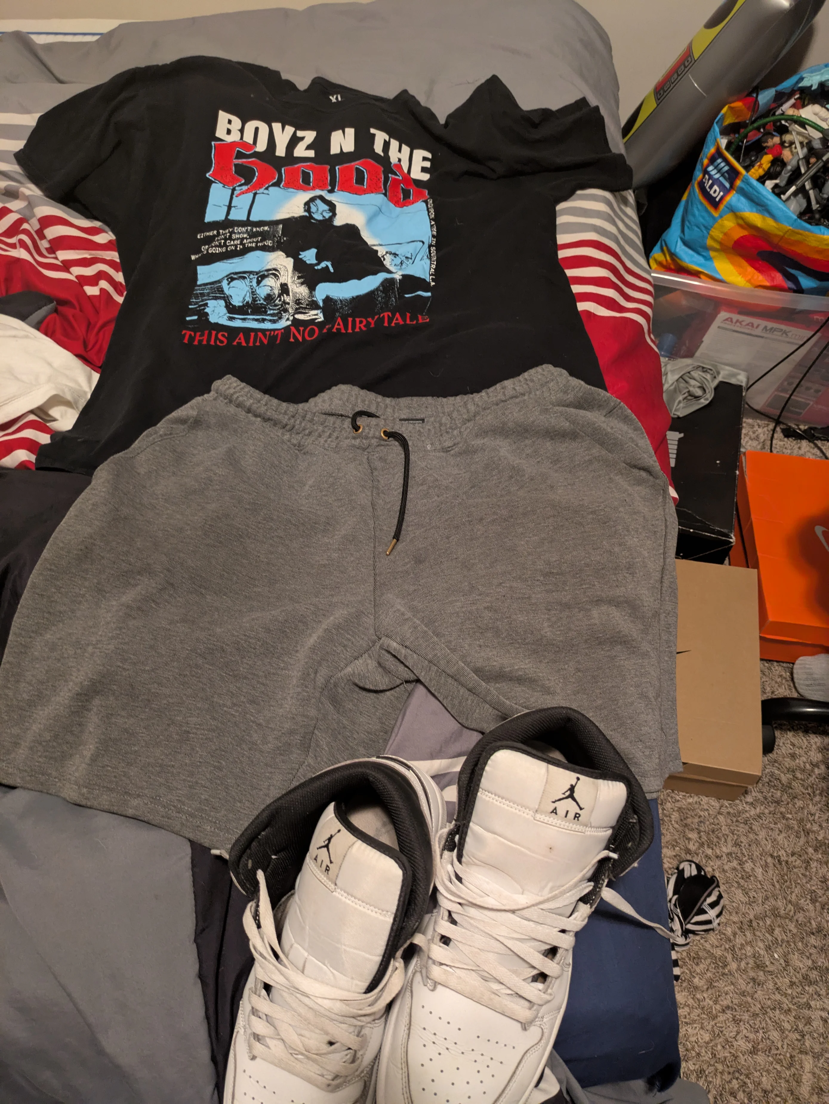 Casual Urban Outfit with Graphic T-Shirt, Grey Shorts, and Sneakers**