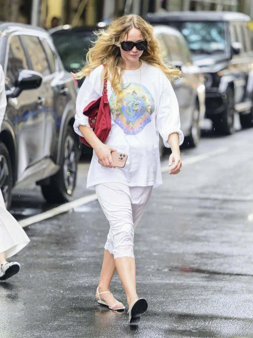 Casual City Stroll: Oversized Graphic Tee with White Capris and Red Bag