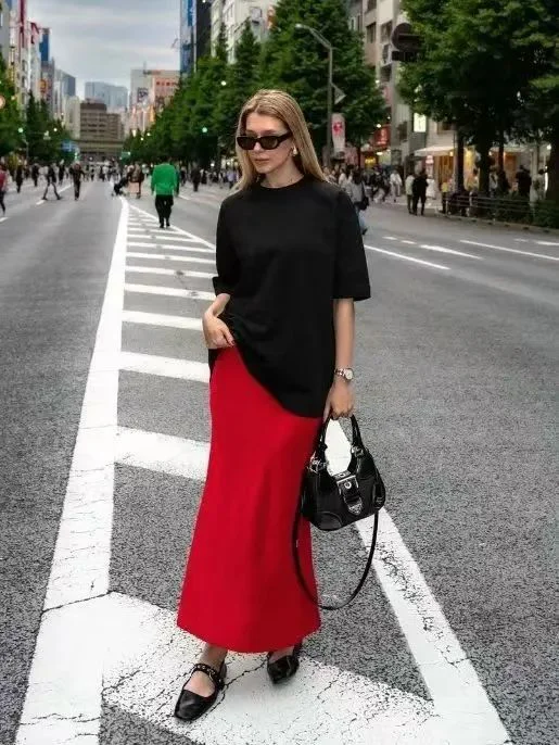 Effortless Urban Chic: Black Oversized T-shirt with Bold Red Maxi Skirt