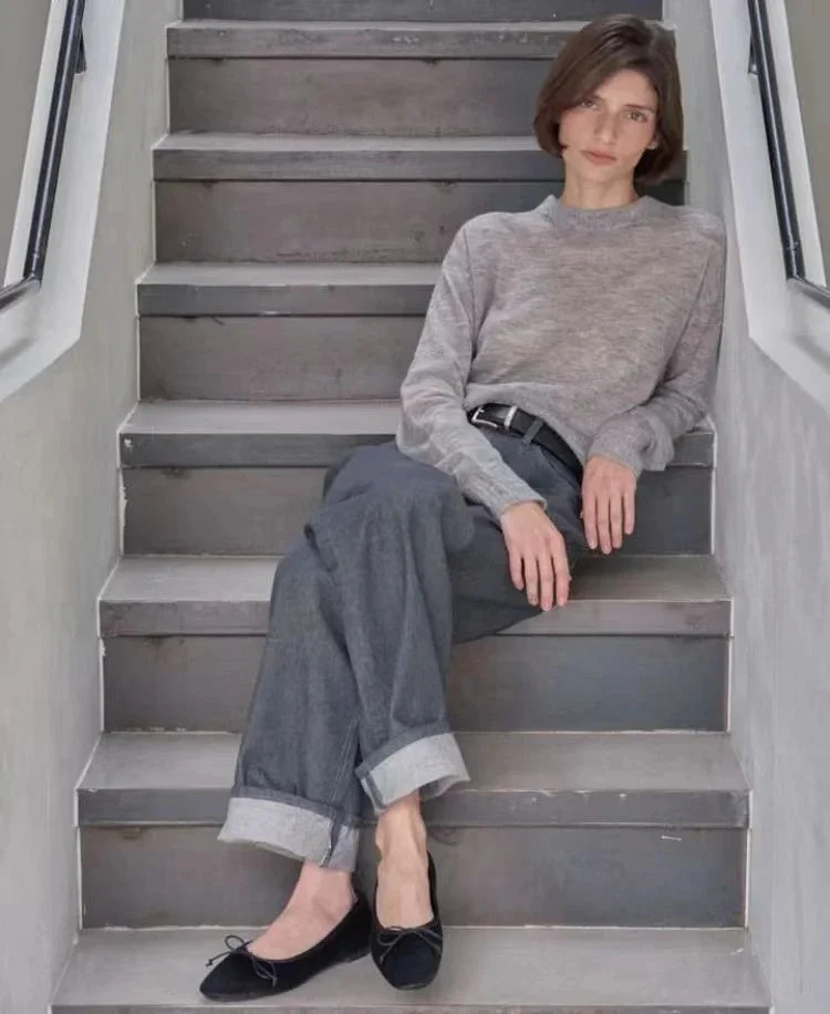Relaxed Gray Ensemble with Rolled-Up Trousers and Ballet Flats