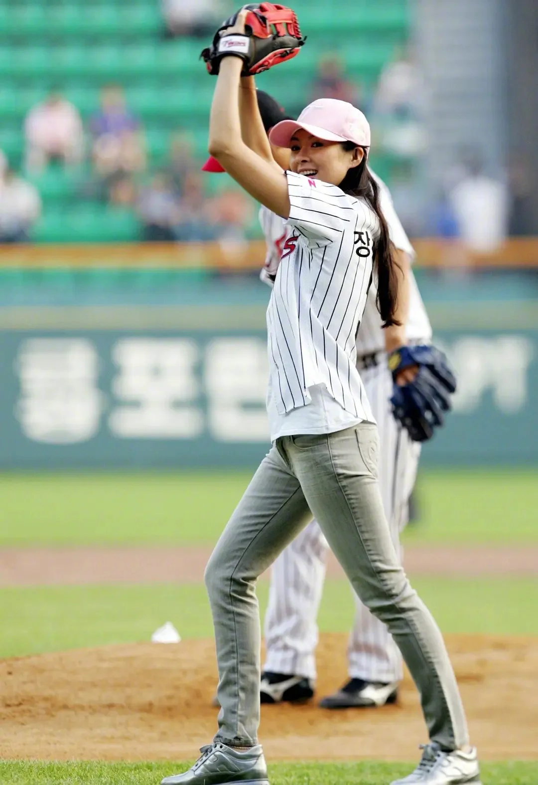 Casual Sporty Style with Striped Baseball Jersey and Gray Jeans