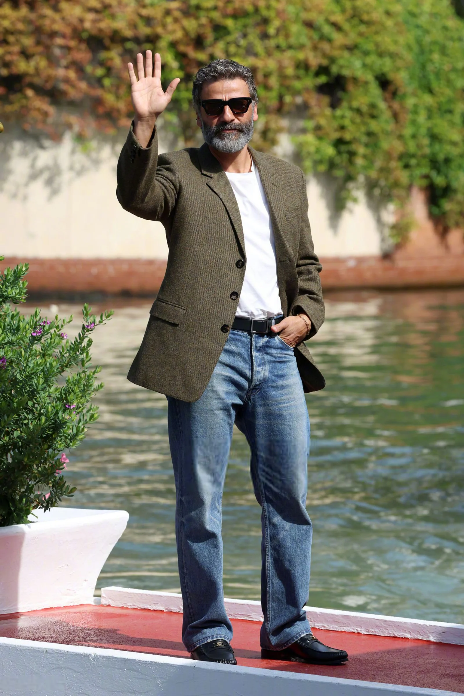 #Venice Film Festival# Casual Daytime Chic: Olive Green Blazer with White Tee and Jeans